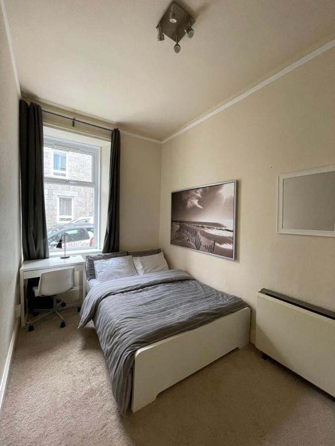 Beautiful 2 Bedroom Apartment- Prime Location, Aberdeen Centre エクステリア 写真